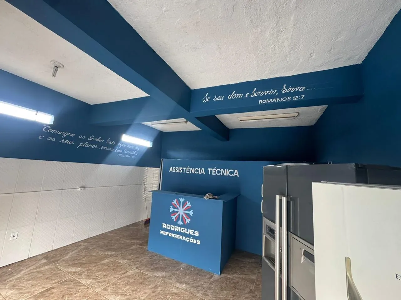 Interior da Rodrigues Refrigerações com equipamentos em Belo Horizonte