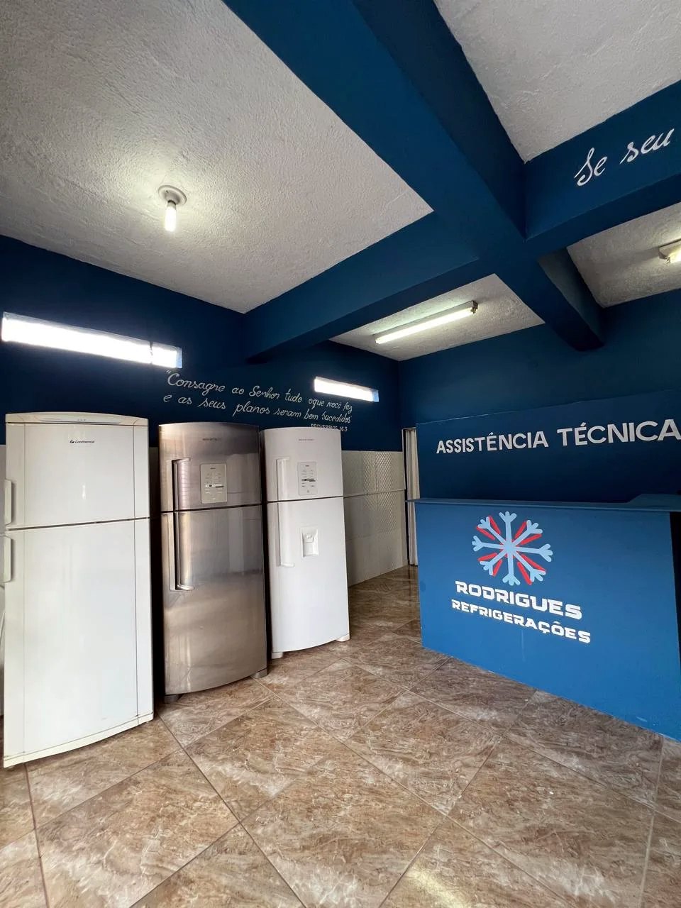 Equipamentos usados expostos na loja Rodrigues Refrigerações