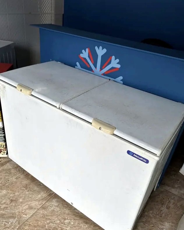 Freezer horizontal Metalfrio usado, branco, fotografado por inteiro