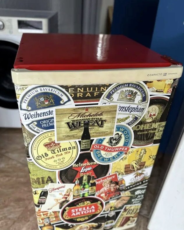 Frigobar Consul usado com acabamento decorado e sinais aparentes de uso