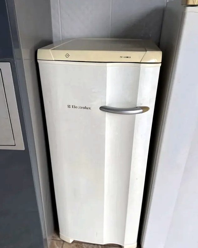 Geladeira compacta Electrolux usada, branca, com sinais aparentes de uso