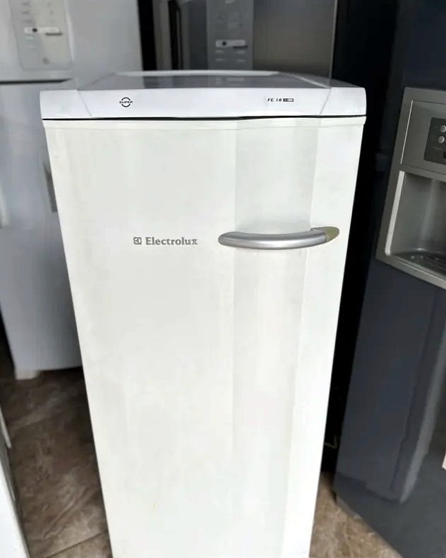 Geladeira duplex Electrolux usada, branca, com portas e puxadores visíveis