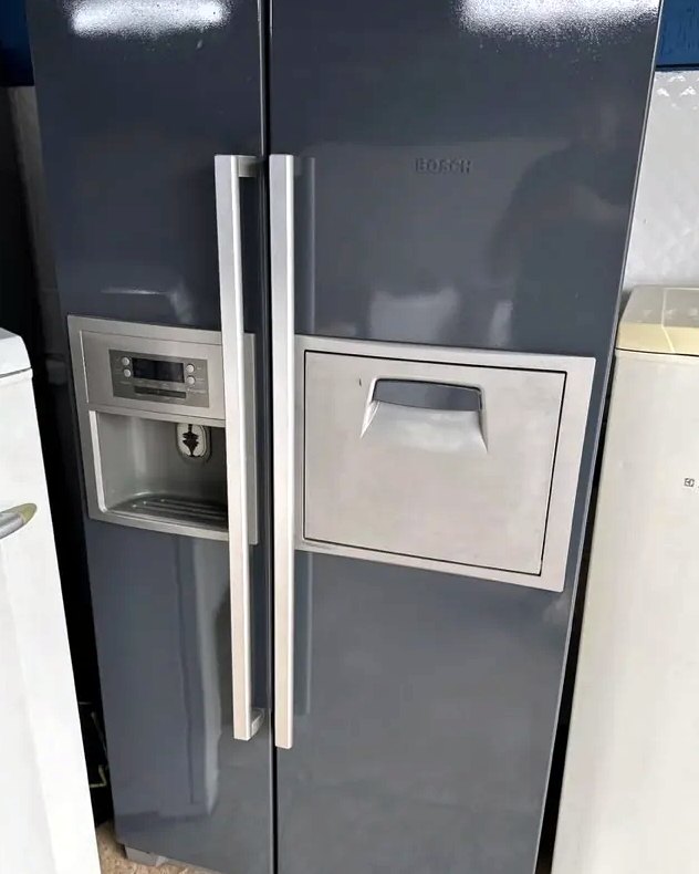 Geladeira Electrolux side-by-side usada, cinza, com portas e puxadores visíveis
