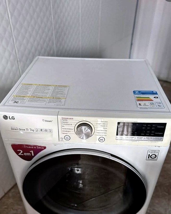 Lava e seca LG usada, branca, com painel e porta frontal visíveis